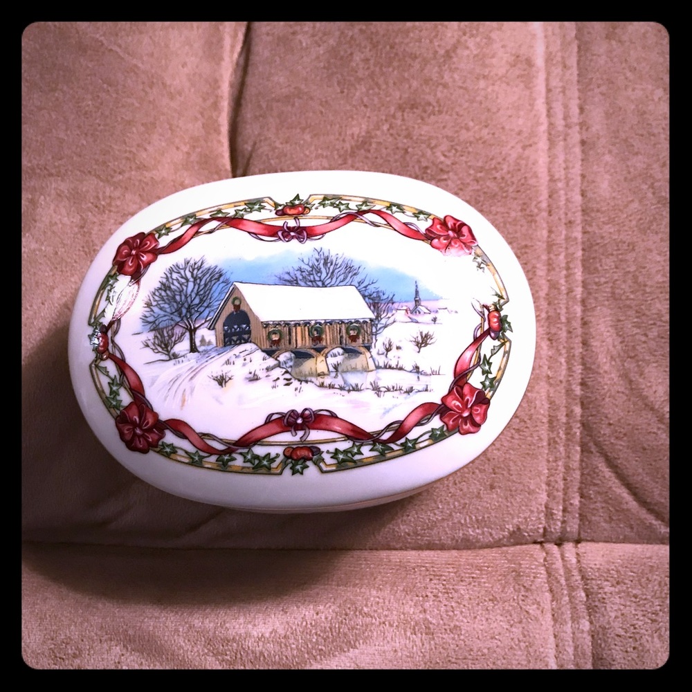 CHRISTMAS MUSIC BOX